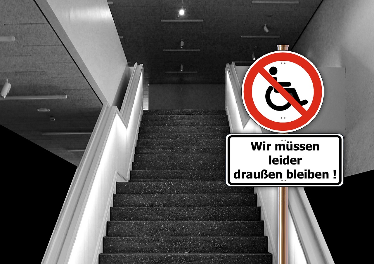 treppe mit Verbotsschild für Rollstuhlfahrer