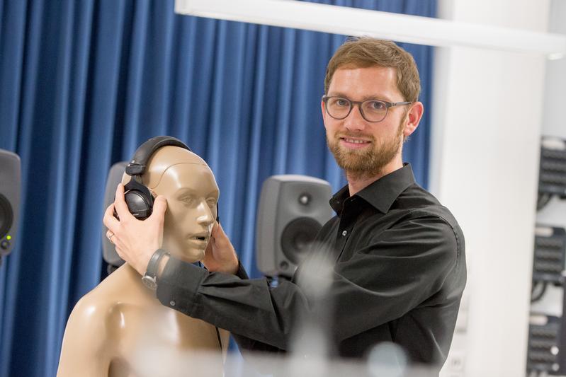 Kai Siedenburg arbeitet an Methoden, um die Übermittlung von Musik durch Hörhilfen zu verbessern.  Foto: Universität Oldenburg